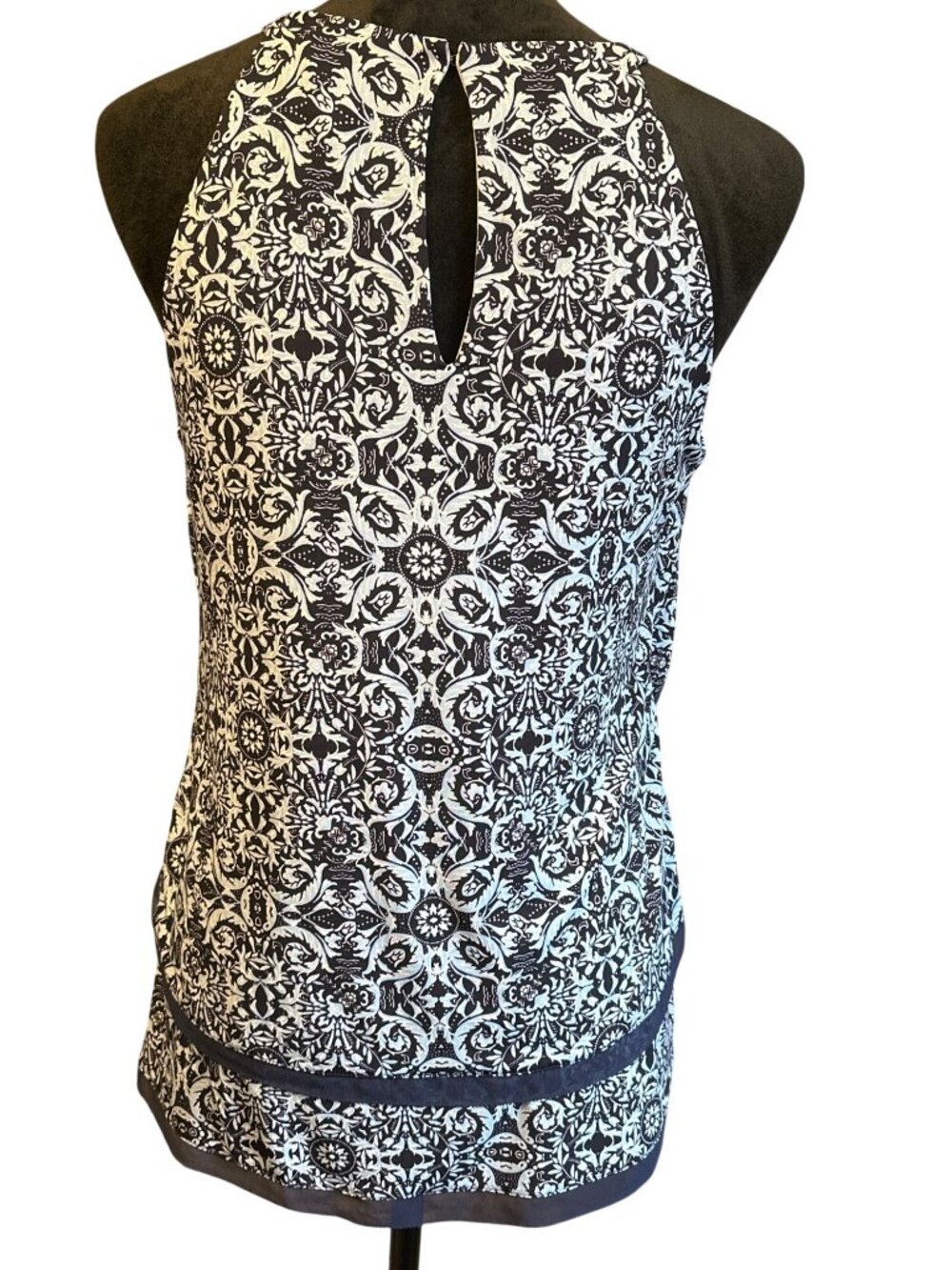 White House Black Market Sleeveless Keyhole Tiered Ruffle Print Top S Black/Whit - Picture 2 of 7
